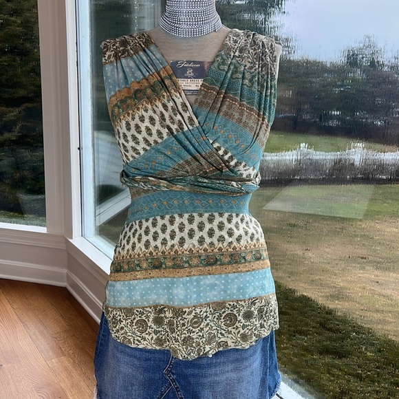 Sweet pea sleeveless top S flattering stretchy material. Fun boho pattern - Picture 4 of 6